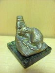 Мышь на венике-статуэтка из бронзы и змеевика